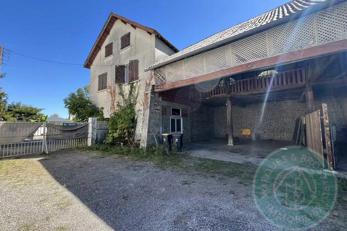 Orleix – Maison 4 chambres avec grange et beau potentiel