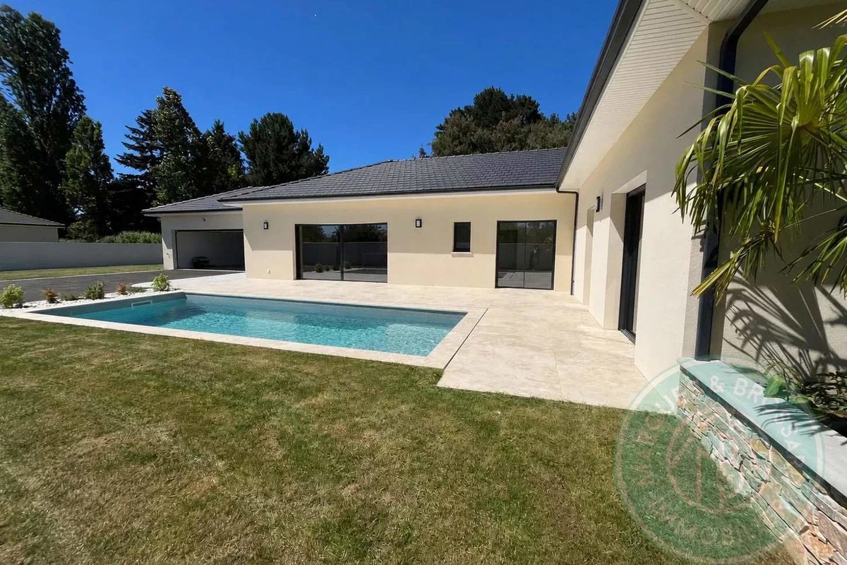 Contemporary 4-bedroom villa with swimming pool