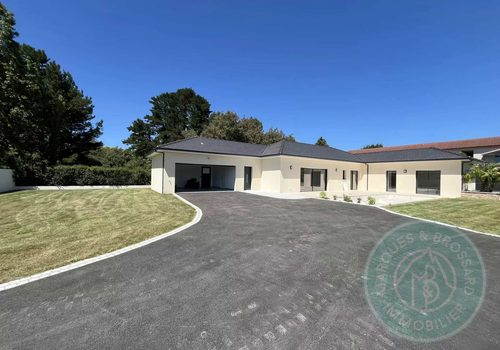 Contemporary 4-bedroom villa with swimming pool
