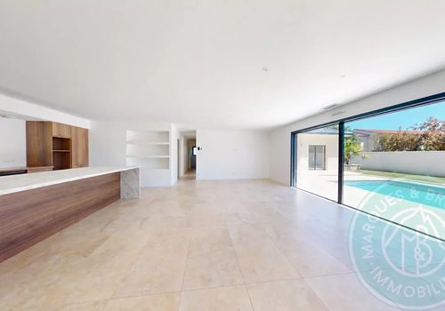 Contemporary 4-bedroom villa with swimming pool