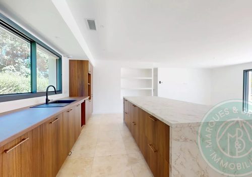 Contemporary 4-bedroom villa with swimming pool