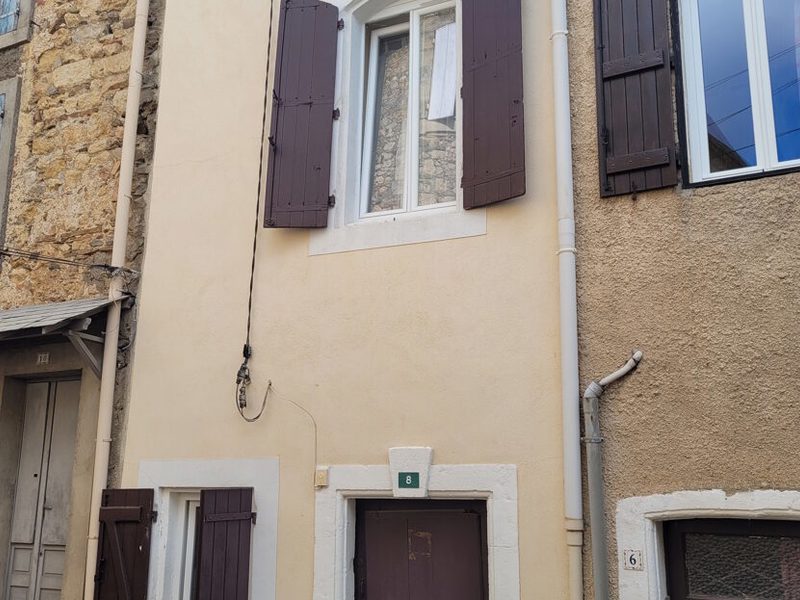 Une charmante maison de village avec 80 m² d'espace habitable, comprenant 3 chambres et une terrasse sur le toit.