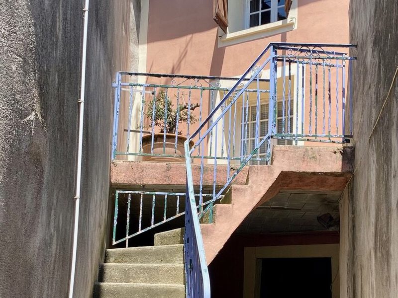 Charmante maison de village du XVIIIe siècle, entièrement rénovée, avec 2 chambres et une terrasse ensoleillée.
