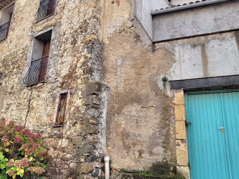 Village house with 73 m² of living space, terrace, and cellars/workshops.