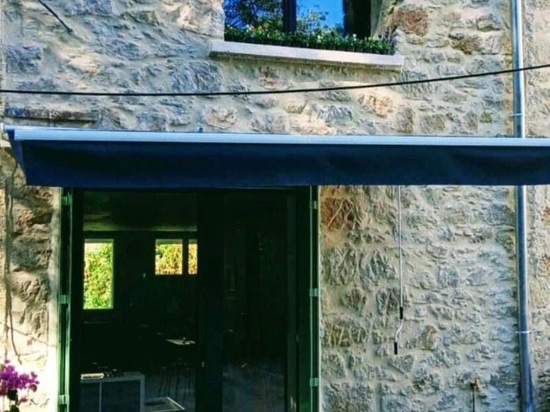 Charmante maison en pierre vendue entièrement meublée avec 2 chambres, une terrasse agréable et une excellente activité de location saisonnière.