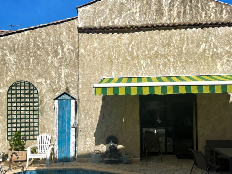 Maison de village rare avec 3 chambres, 2 salles de bains, grand garage, 2 terrasses et une piscine chauffée. À voir absolument.