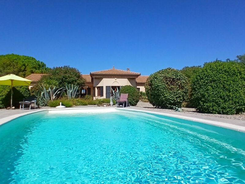 Charmante villa de plain-pied avec 190 m² d'espace de vie sur un terrain paysager de 3135 m² avec piscine superbe