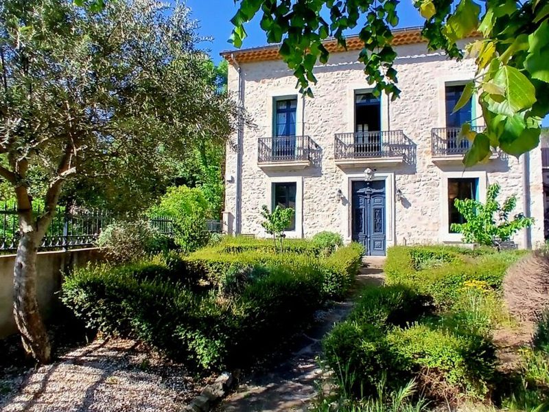 An imposing manor house from the 18th century, fully renovated, offering 5 bedrooms, stone outbuilding, pool, garden, and magnificent views.