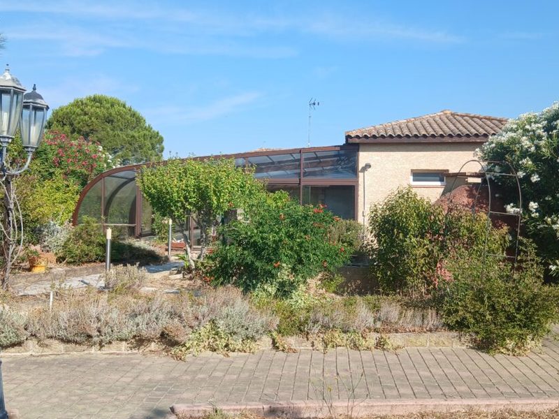 Pleasant architect-designed villa with 130 m² of living space on a 3202 m² plot with heated pool and beautiful views