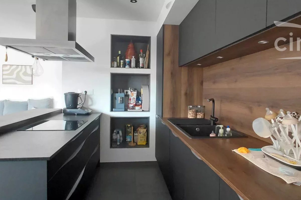 Beautiful bright 97 m2 apartment, fully renovated
