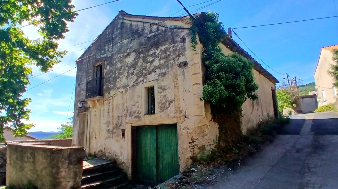 Character House With 160 M2 Of Living Space, Garage, Outbuilding And Terrace With Spectacular Views. Great Potential