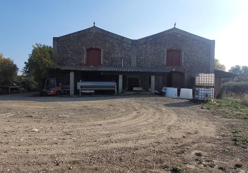 Prachtig karaktervol landgoed met toren, voormalige schaapskooi uit de 13e eeuw omgebouwd tot wijndomein met twee woningen en een werkende wijnkelder