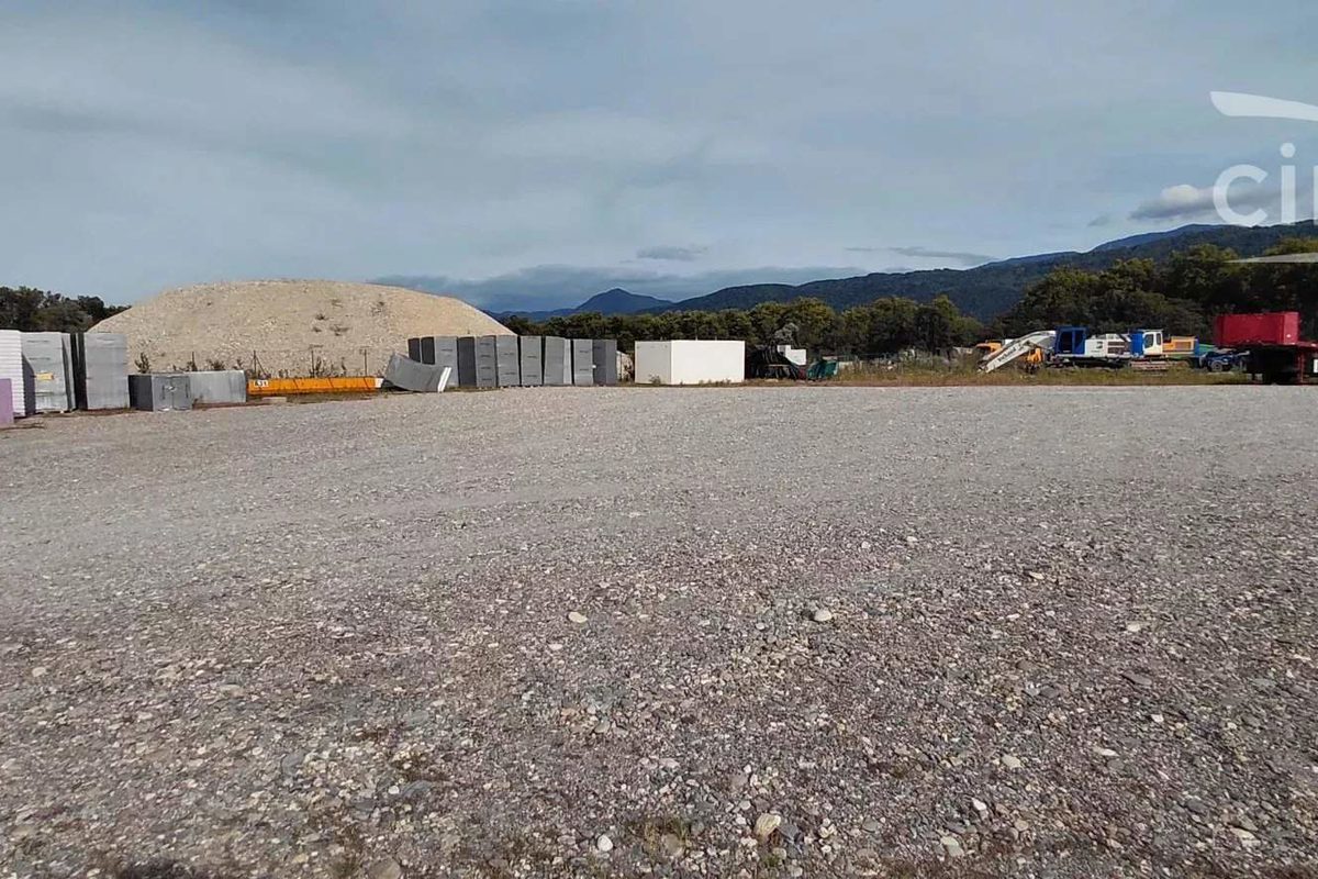 Enclosed and secured 1000 m2 land for storage