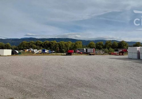 Enclosed and secured 1000 m2 land for storage