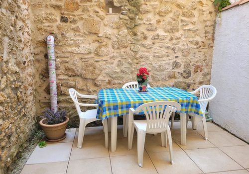 Charmant appartement en duplex, meublé et rénové, au centre du village, avec 60 m² habitables et cour intérieure