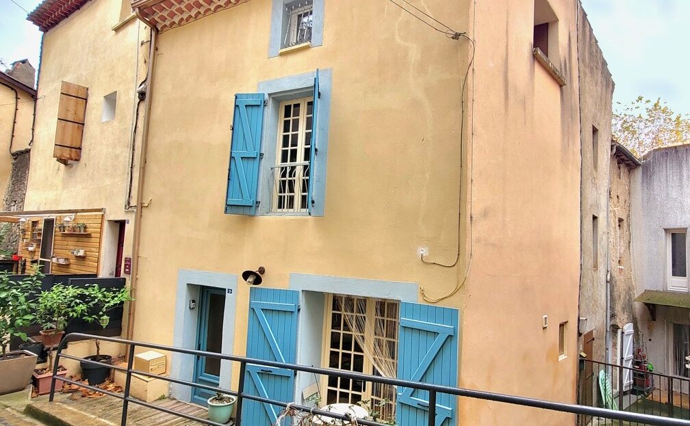 Petite maison de village super mignonne de 60 m² habitables dans un village animé au bord de la rivière