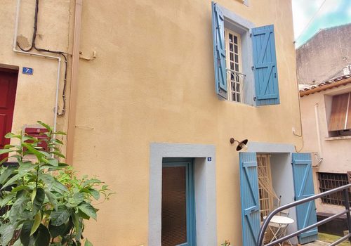 Petite maison de village super mignonne de 60 m² habitables dans un village animé au bord de la rivière