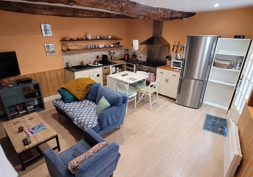 Petite maison de village super mignonne de 60 m² habitables dans un village animé au bord de la rivière