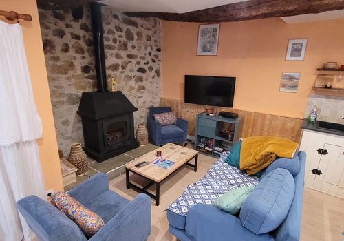 Petite maison de village super mignonne de 60 m² habitables dans un village animé au bord de la rivière