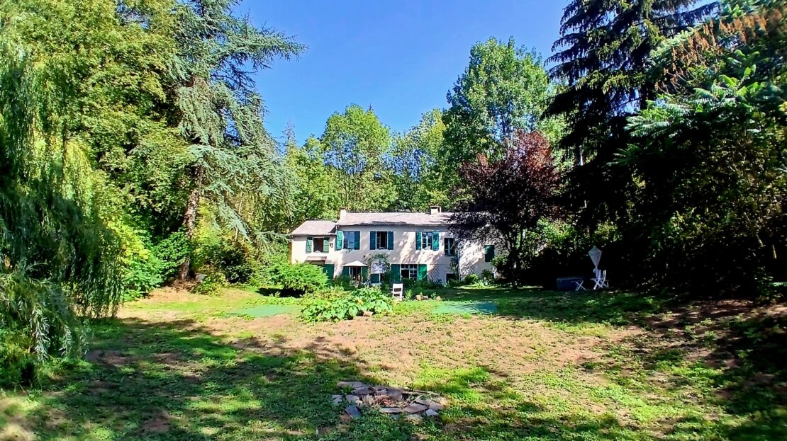 Charmante maison de campagne de 128 m² habitables avec plusieurs dépendances sur un magnifique terrain de 5676 m², dans un écrin de verdure