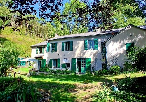 Charmante maison de campagne de 128 m² habitables avec plusieurs dépendances sur un magnifique terrain de 5676 m², dans un écrin de verdure