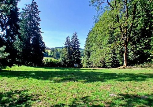 Charmante maison de campagne de 128 m² habitables avec plusieurs dépendances sur un magnifique terrain de 5676 m², dans un écrin de verdure