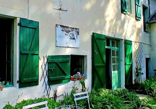 Charmante maison de campagne de 128 m² habitables avec plusieurs dépendances sur un magnifique terrain de 5676 m², dans un écrin de verdure