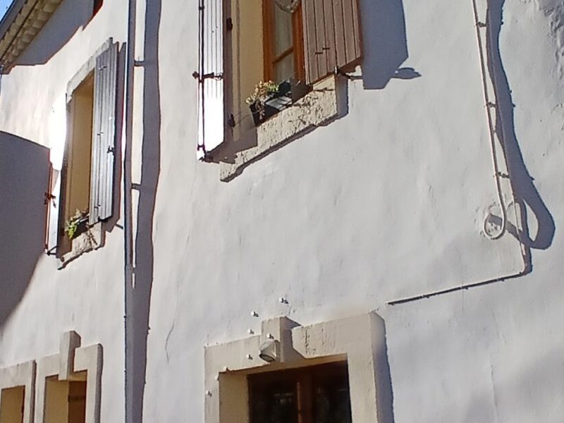 Belle maison de ville pleine de caractère avec 195 m² habitables, une adorable cour avec jacuzzi et une agréable terrasse, au cœur du centre.