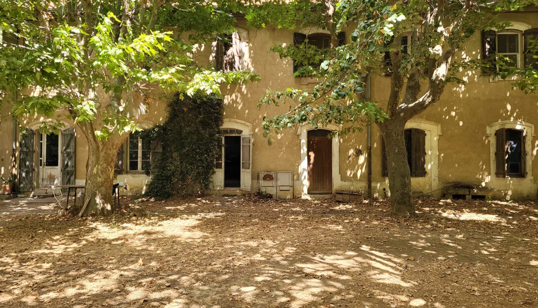 Ancien domaine viticole : une propriété vraiment unique, comprenant 3 habitations, des bâtiments agricoles et sur un terrain de 2109 m².