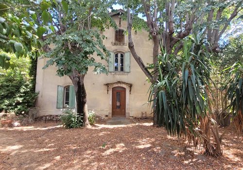 Ancien domaine viticole : une propriété vraiment unique, comprenant 3 habitations, des bâtiments agricoles et sur un terrain de 2109 m².