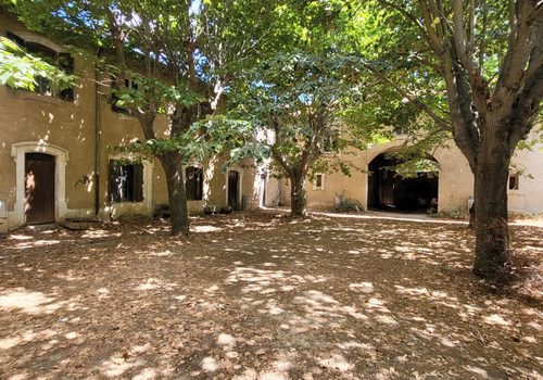 Ancien domaine viticole : une propriété vraiment unique, comprenant 3 habitations, des bâtiments agricoles et sur un terrain de 2109 m².