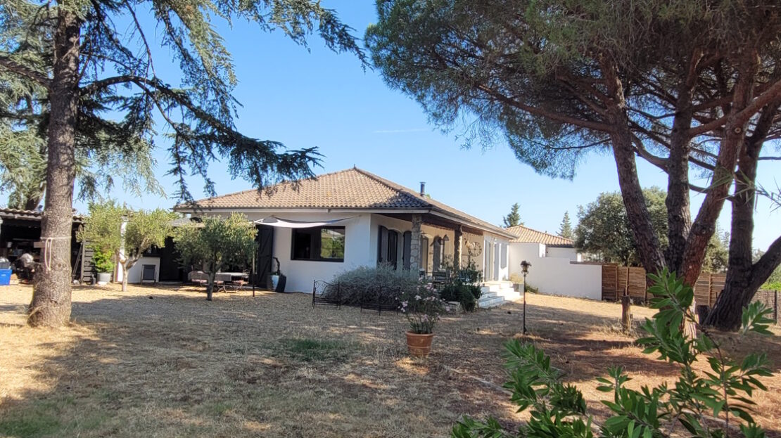 Belle maison de campagne au cœur des vignes, sur 4000 m² de terrain avec piscine, proche de toutes commodités