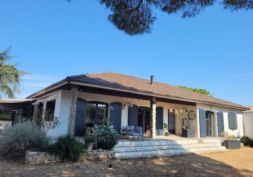 Belle maison de campagne au cœur des vignes, sur 4000 m² de terrain avec piscine, proche de toutes commodités