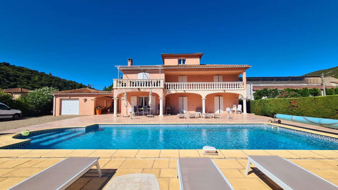 Beautiful Villa With 248 M2 Of Living Space Offering 7 Bedrooms On A 2160 M2 Plot With Pool And Views And Partly Constructible.