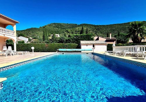 Beautiful Villa With 248 M2 Of Living Space Offering 7 Bedrooms On A 2160 M2 Plot With Pool And Views And Partly Constructible.