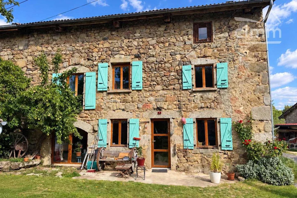 Maison de village en pierre avec jardin