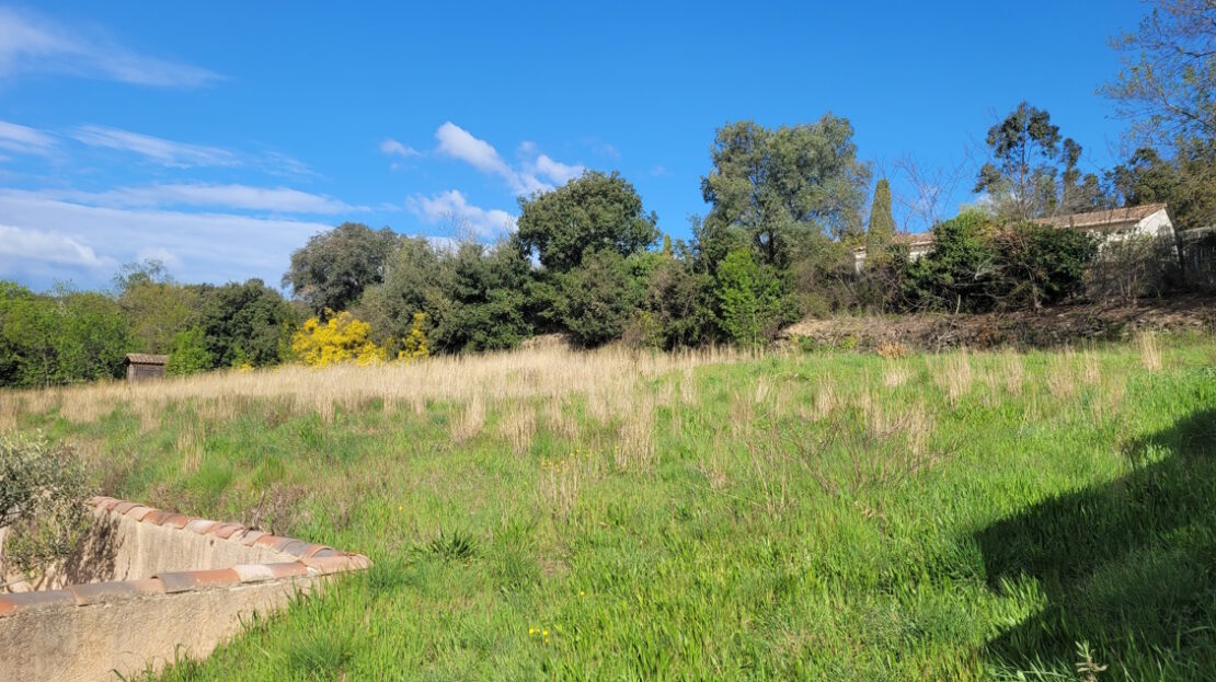 Un terrain plat constructible de 928 m² dans un très joli hameau