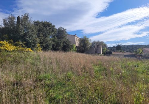 Un terrain plat constructible de 928 m² dans un très joli hameau