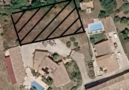 Un terrain plat constructible de 928 m² dans un très joli hameau
