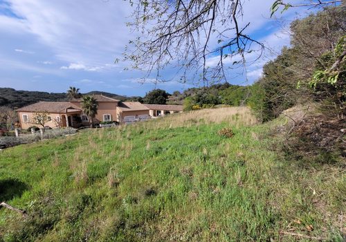 Un terrain plat constructible de 928 m² dans un très joli hameau