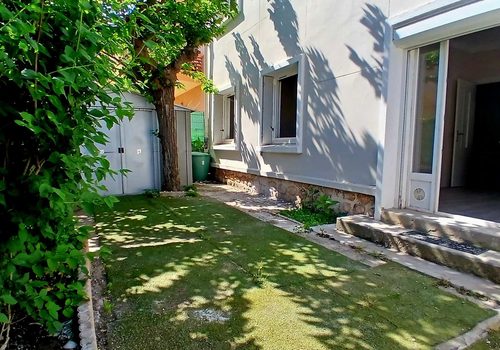 Volledig gerenoveerd appartement op de begane grond met tuin, op loopafstand van de zee.