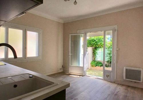 Volledig gerenoveerd appartement op de begane grond met tuin, op loopafstand van de zee.