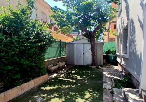 Volledig gerenoveerd appartement op de begane grond met tuin, op loopafstand van de zee.