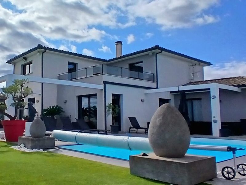 Élégante villa contemporaine aux prestations haut de gamme avec résidence principale et cottage indépendant sur un terrain de 1206 m² avec terrasses, véranda bioclimatique et piscine