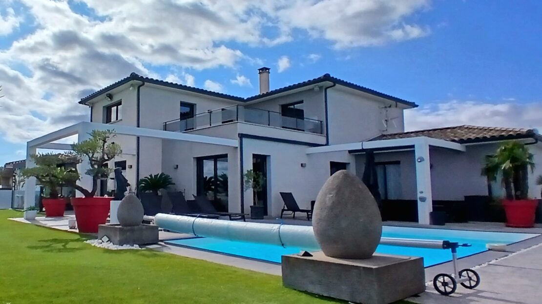 Élégante villa contemporaine aux prestations haut de gamme avec résidence principale et cottage indépendant sur un terrain de 1206 m² avec terrasses, véranda bioclimatique et piscine