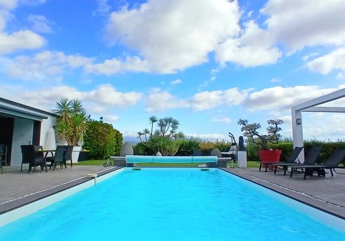 Élégante villa contemporaine aux prestations haut de gamme avec résidence principale et cottage indépendant sur un terrain de 1206 m² avec terrasses, véranda bioclimatique et piscine