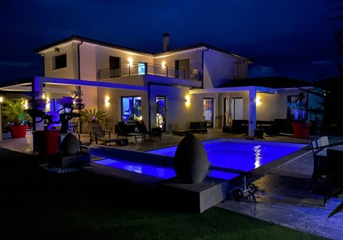 Élégante villa contemporaine aux prestations haut de gamme avec résidence principale et cottage indépendant sur un terrain de 1206 m² avec terrasses, véranda bioclimatique et piscine