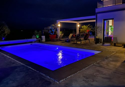 Élégante villa contemporaine aux prestations haut de gamme avec résidence principale et cottage indépendant sur un terrain de 1206 m² avec terrasses, véranda bioclimatique et piscine