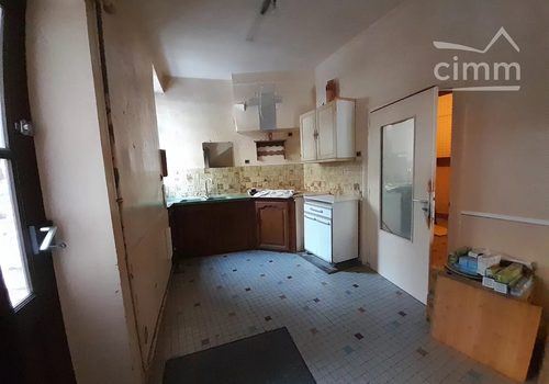 TE KOOP MONTLIVAULT HUIS MET 2 SLAAPKAMERS TE RENOVEREN + BIJGEBOUWEN