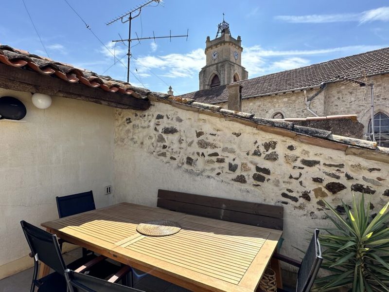 Charmante maison de village avec 82 m² habitables, une belle terrasse en toiture et une jolie vue.
